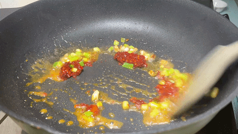 北方的老式烧茄子，掌握技巧，茄子软糯，鲜香入味，两碗饭不够吃