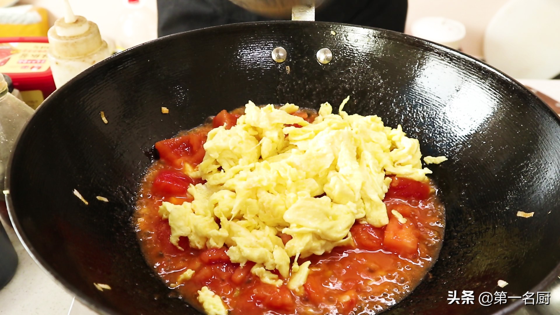 西红柿炒鸡蛋想要做得好吃，关键就在这两步，看大厨是如何做的