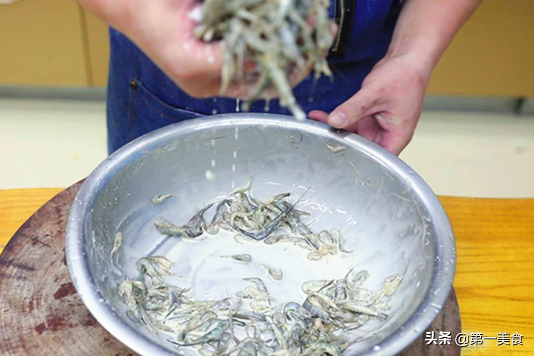 有条件多给孩子吃小河虾，做法简单，孩子吃的香