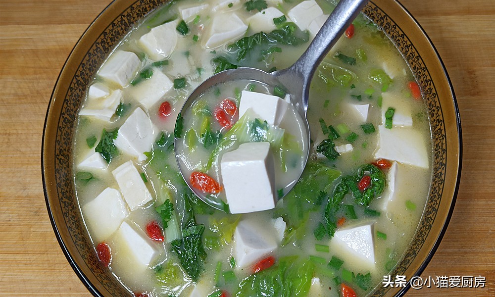 白菜豆腐汤这样做，汤色浓白，味道清香味美，特别开胃好吃