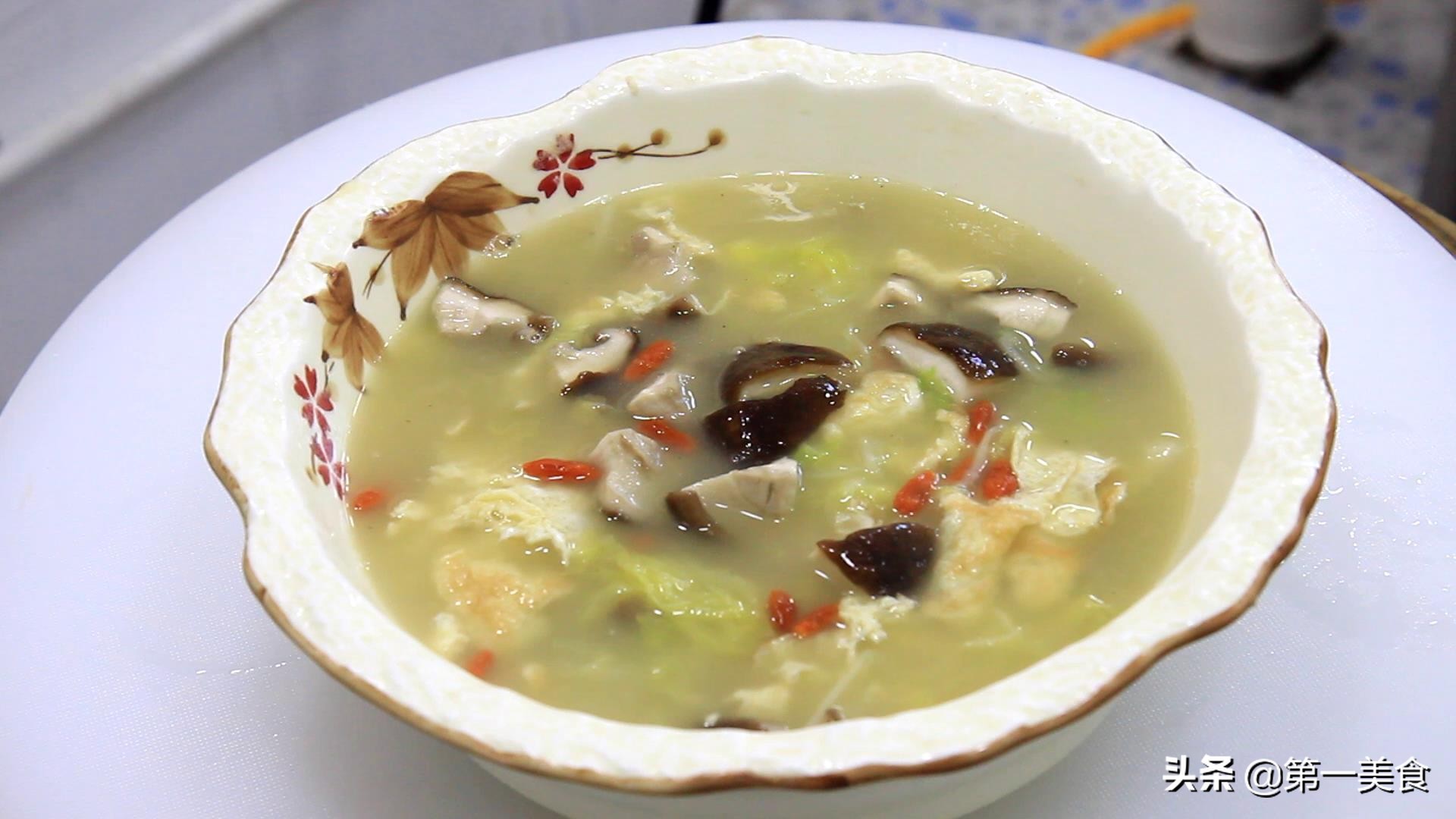 在家必做清汤，只要一根白菜、几朵香菇，几分钟搞定，清淡又养胃