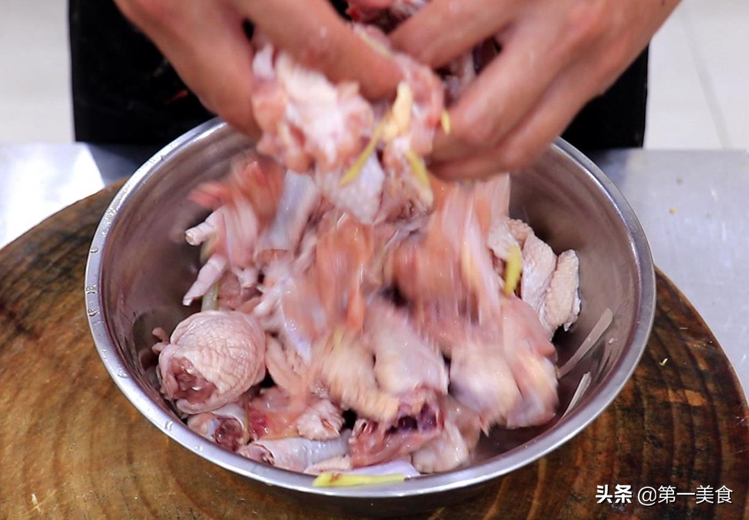 厨师长分享土豆炖鸡家常做法，不焯水直接炒，鲜嫩入味，香辣下饭
