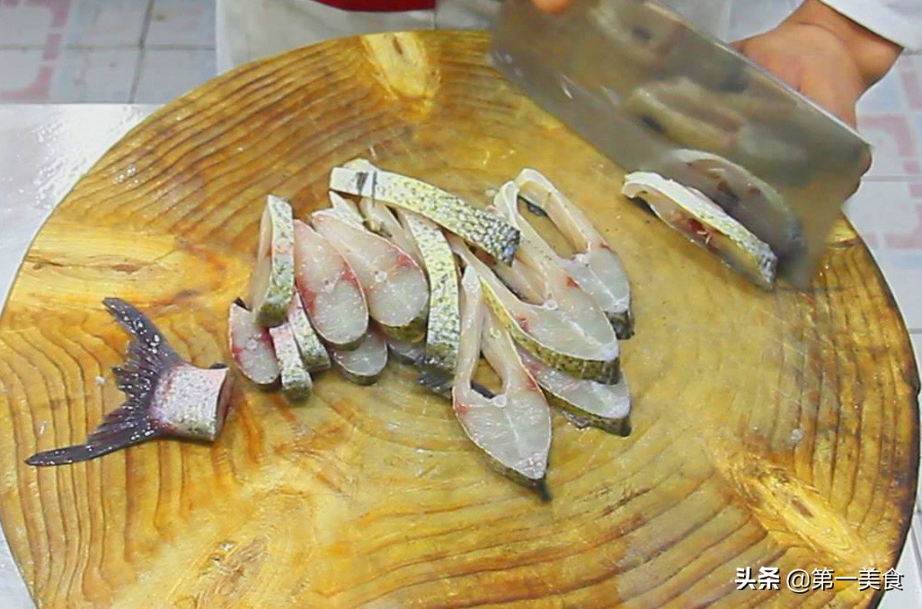 厨师长分享剁椒武昌鱼的做法口感细腻，香辣美味，又是一道待客菜