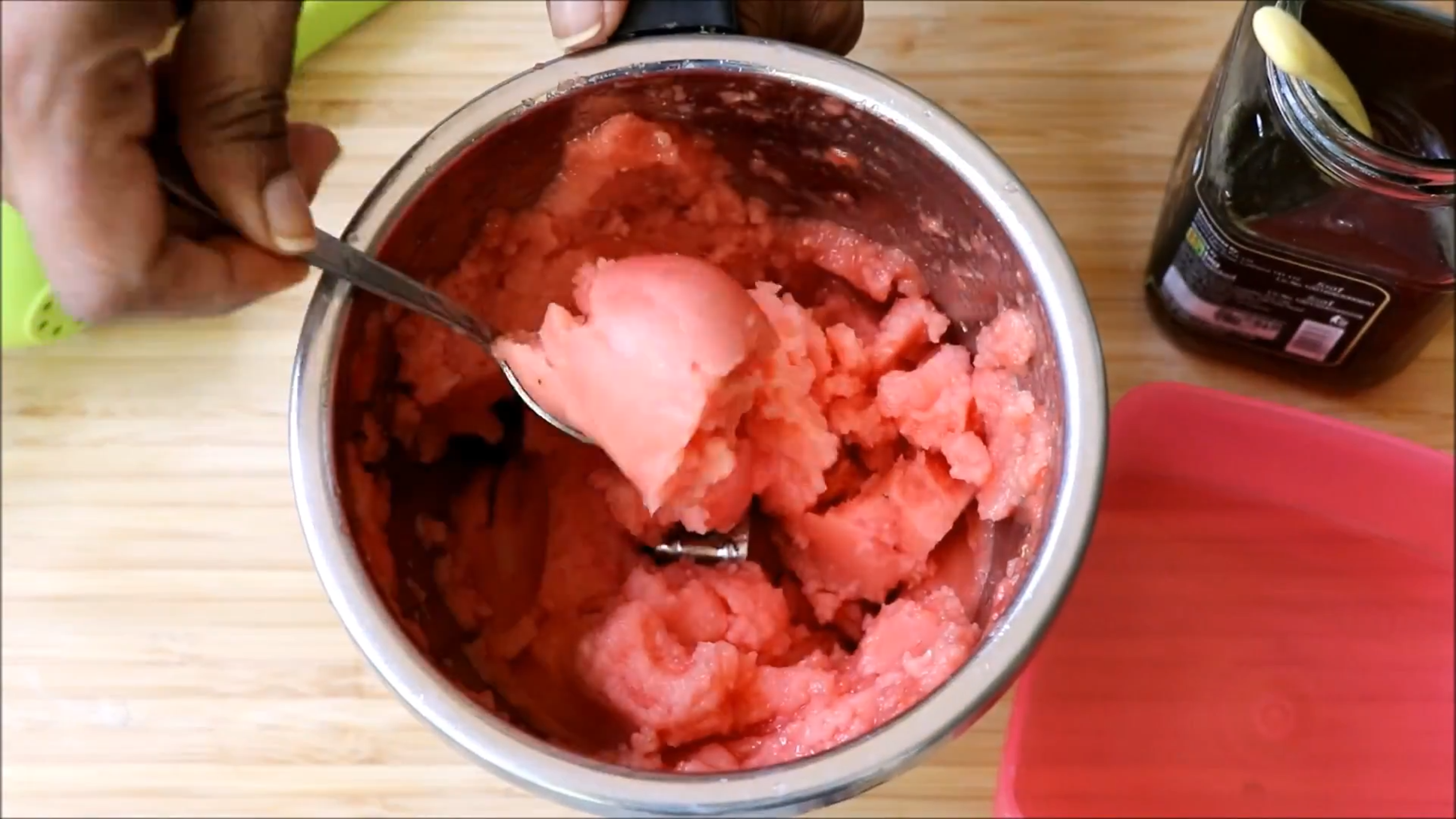不用放奶油的西瓜冰淇淋做法，半个西瓜2勺蜂蜜1块柠檬就能搞定