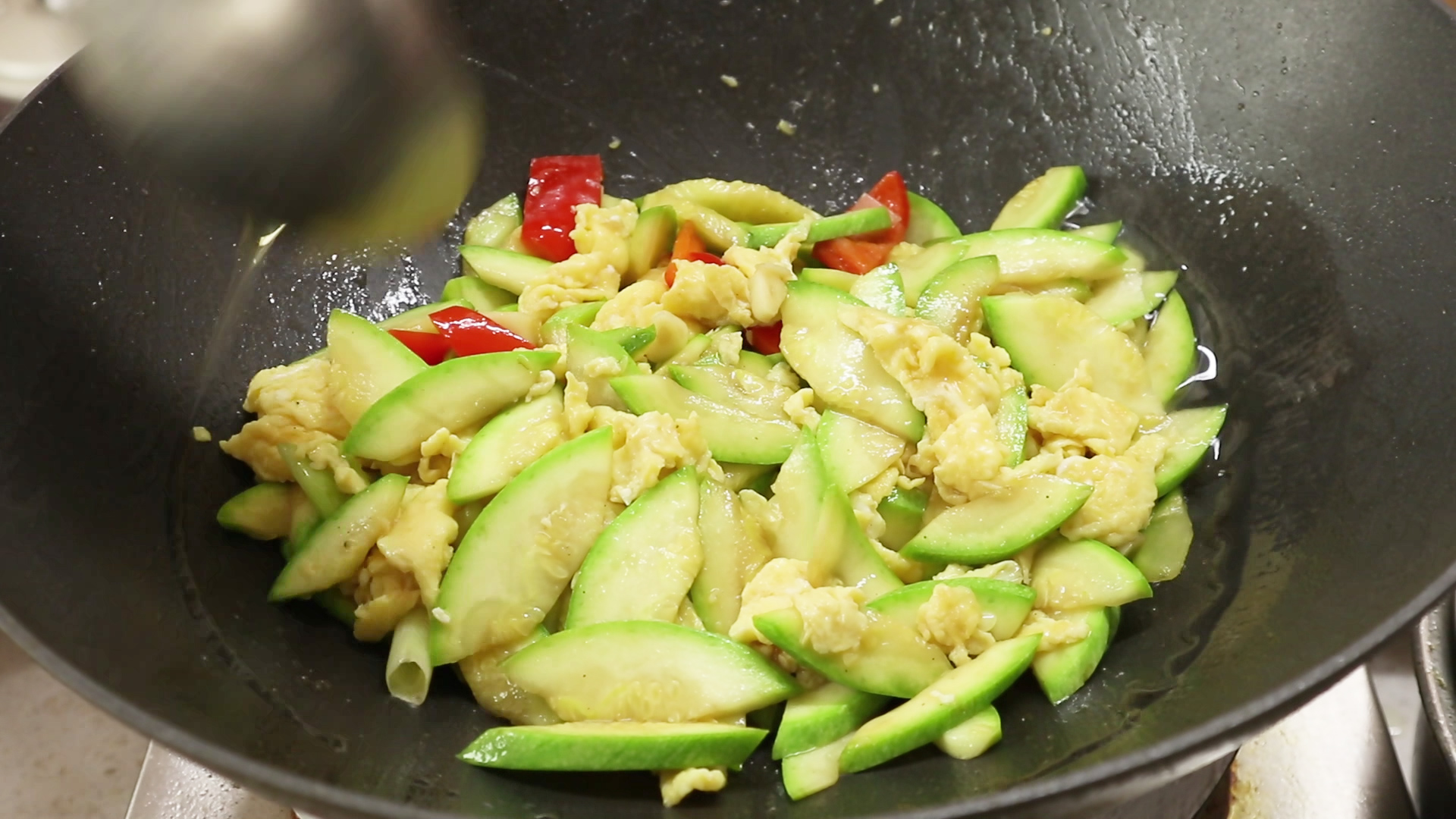 西葫芦炒鸡蛋怎样做才好吃？注意这几个步骤，家常菜也能营养美味