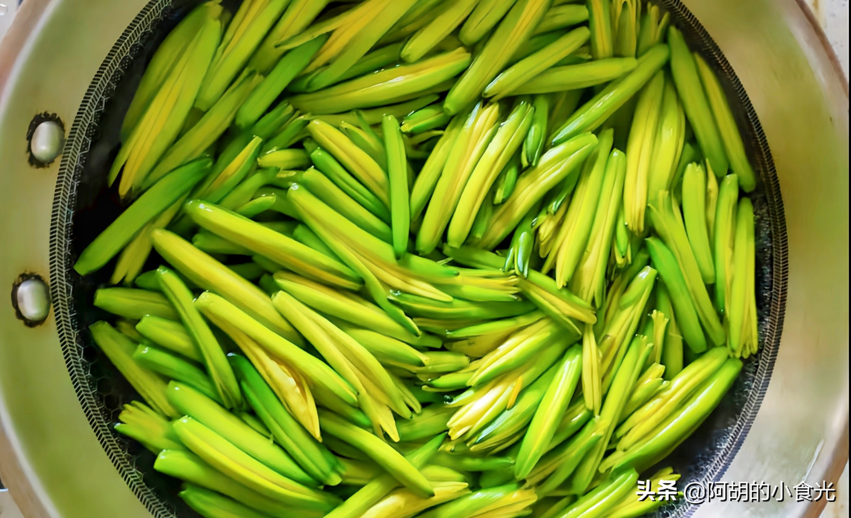 金针菜：7月多吃这朵“花”！高钾高营养，搭配蒜泥，清爽又健康