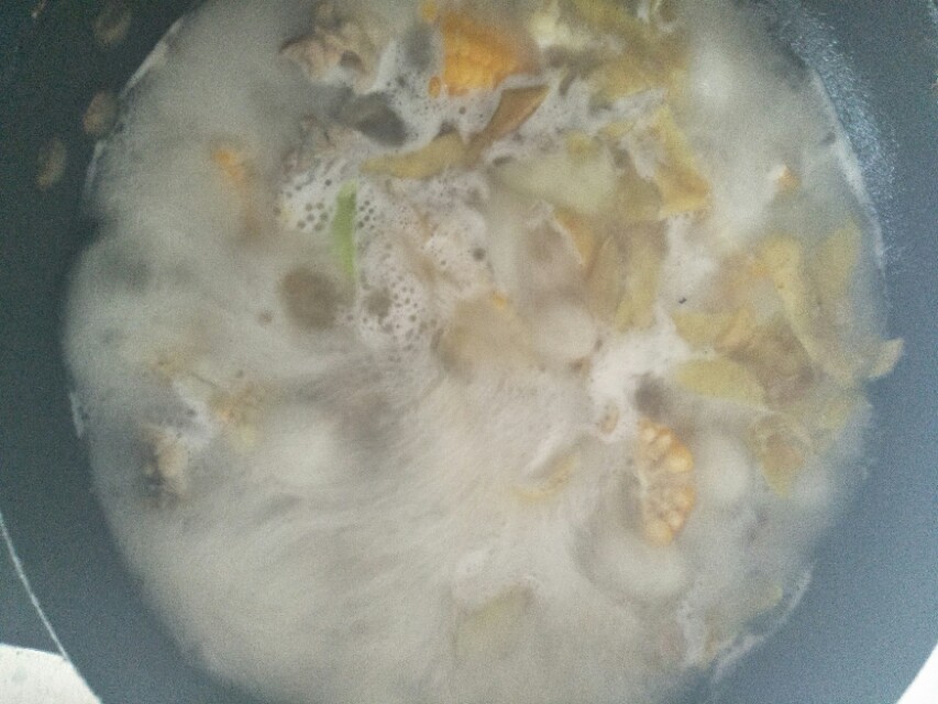 每日一碗汤，不用医生帮：玉米苹果鸡汤，简单煮一煮，清新滋补