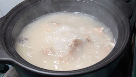 2斤排骨和冬瓜做美味的砂锅冬瓜排骨汤，肉香汤浓，喝了暖心暖胃