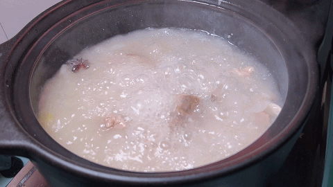 2斤排骨和冬瓜做美味的砂锅冬瓜排骨汤，肉香汤浓，喝了暖心暖胃