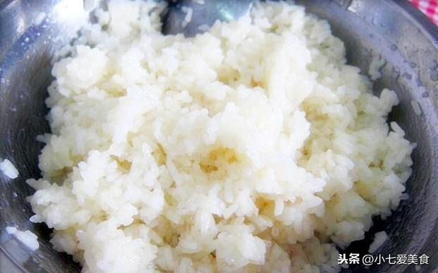 自制炸饭团，米饭容易散开，裹上一层此物，不仅不会散，还更酥脆