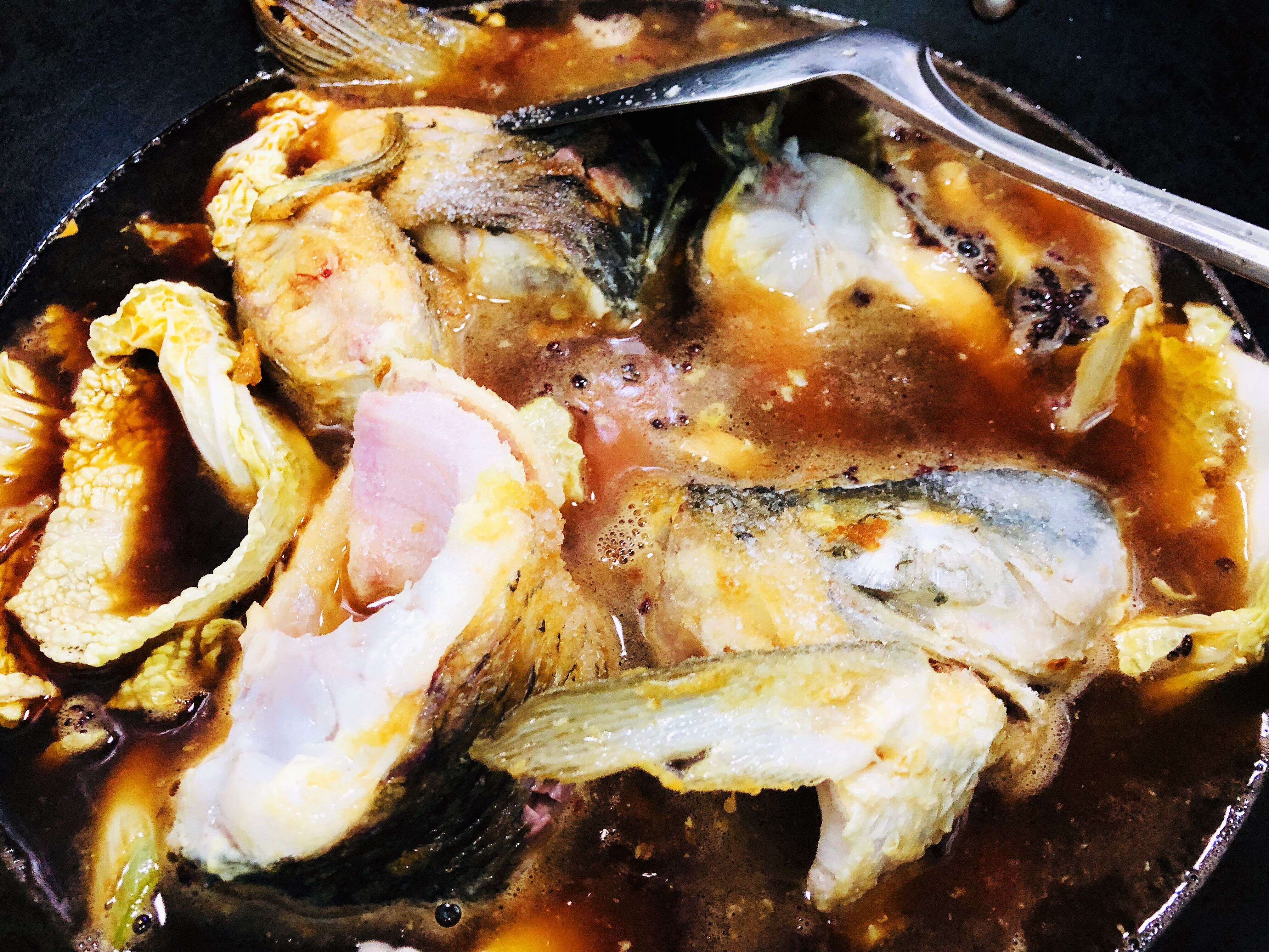 白菜垫底，家常铁锅炖草鱼，肉嫩汤香没有腥味儿