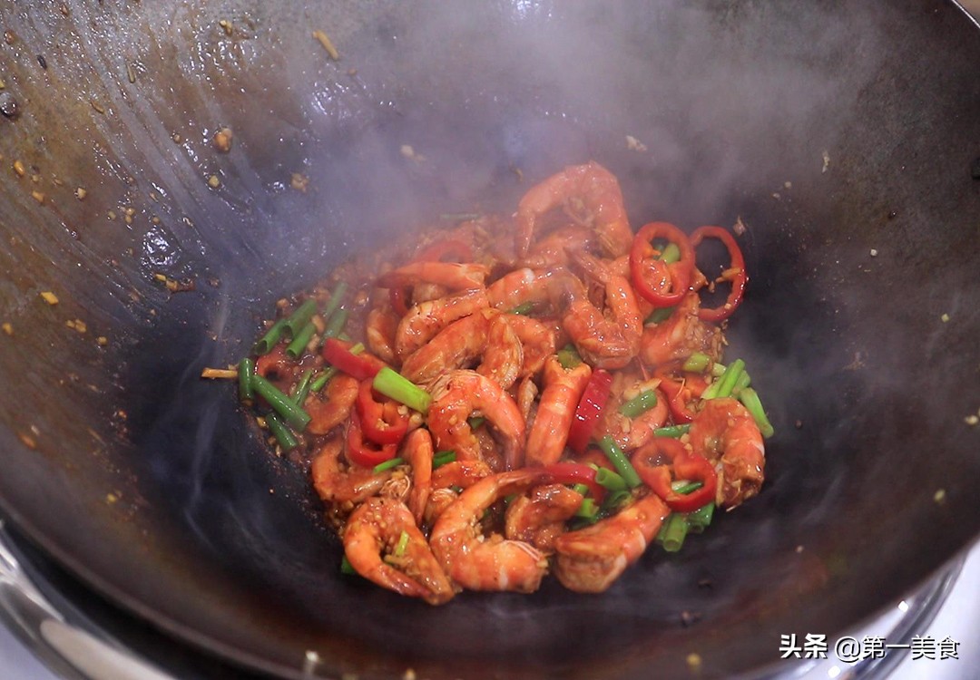 油焖大虾最简单的做法，不油炸照样好吃，肉质鲜嫩可口，皮酥入味