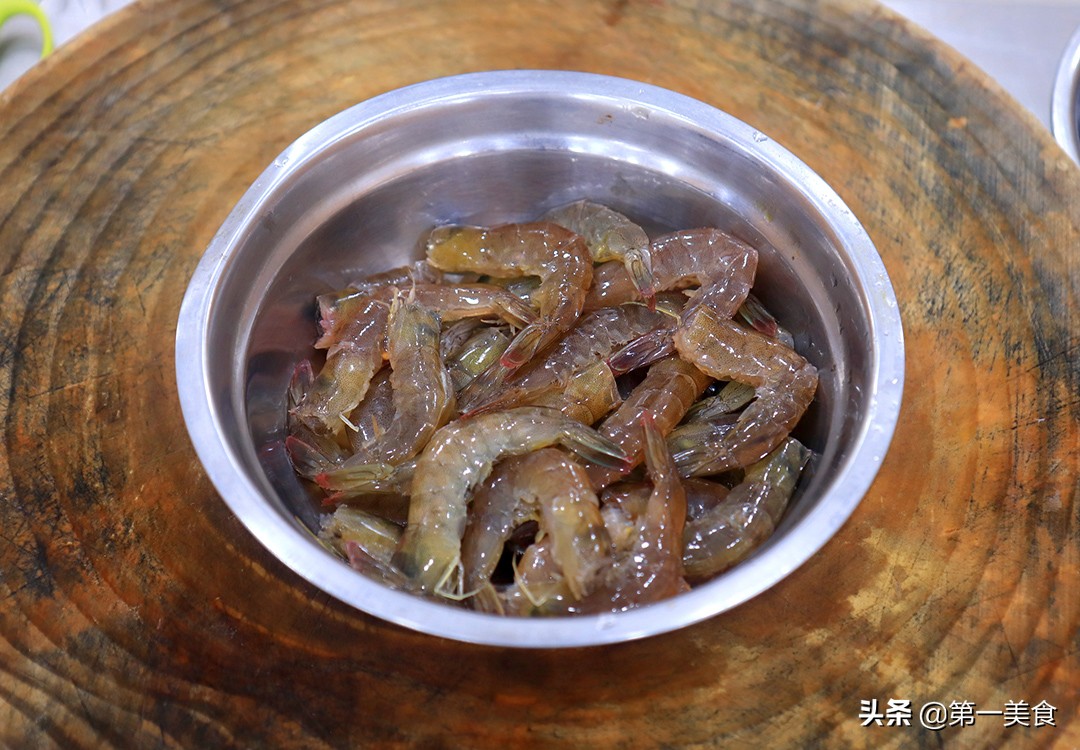 油焖大虾最简单的做法，不油炸照样好吃，肉质鲜嫩可口，皮酥入味
