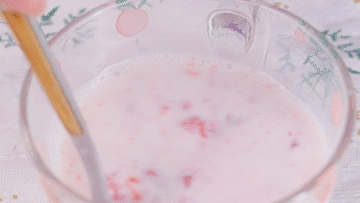 自己做真材实料的草莓奶昔，营养高出一大截，小朋友们都喜欢