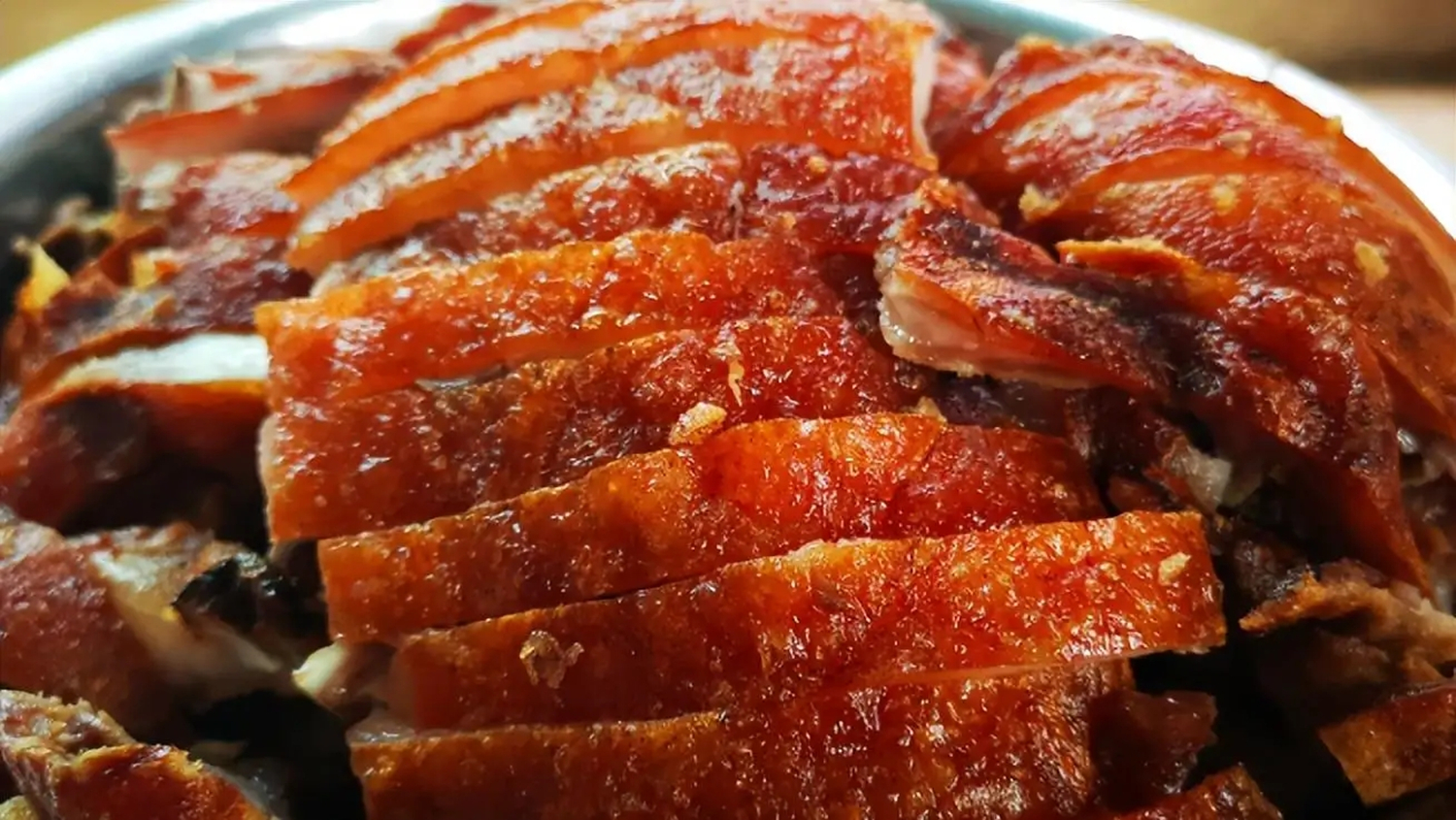 广西十大经典名菜：巴马香猪，一家煮肉四邻香，七里之遥闻其味