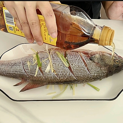 家喻户晓的清蒸鲈鱼，学会你就是厨神