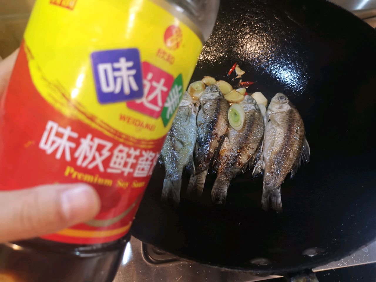 想吃鱼就试试红烧鲫鱼，自己在家轻松做，刺少味美，多吃也不腻