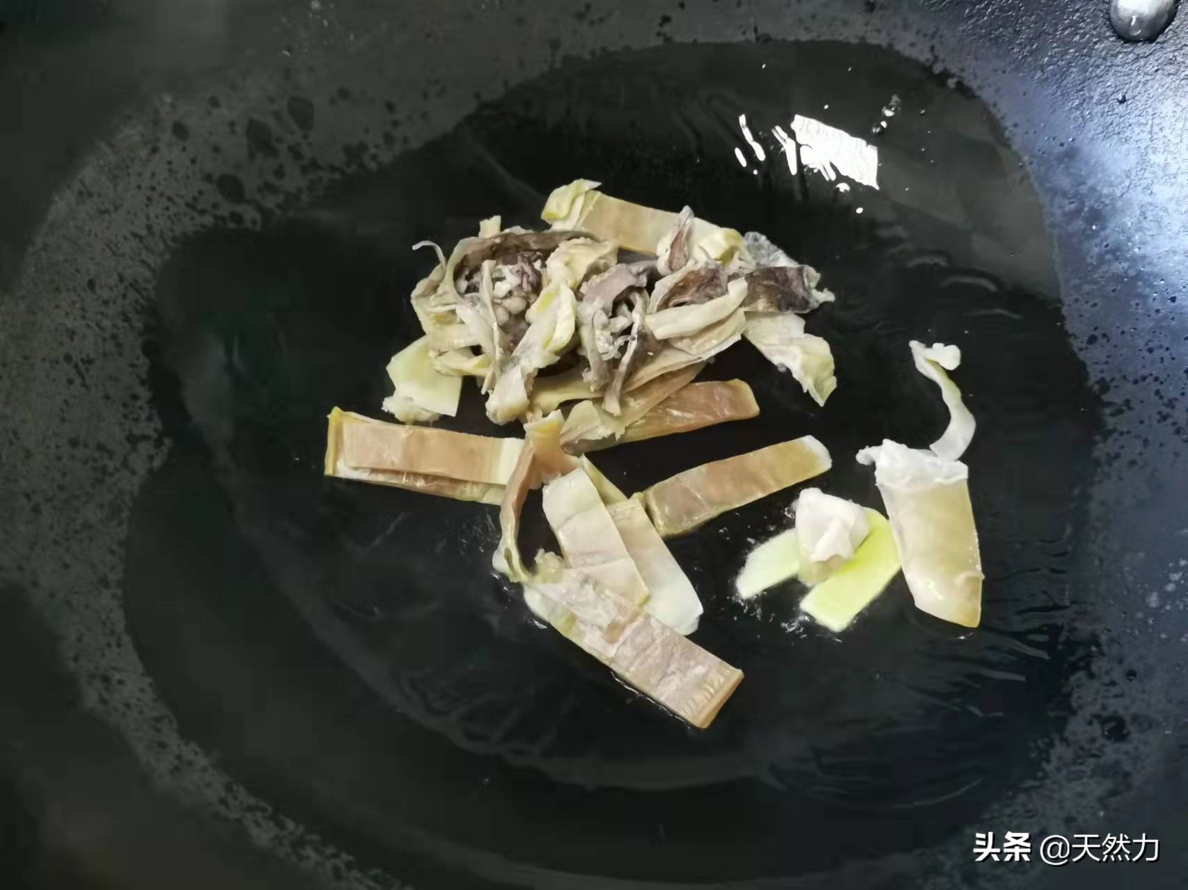 广东家常老火靓汤之花生排骨墨鱼汤，做法简单，适合美女滋补的汤