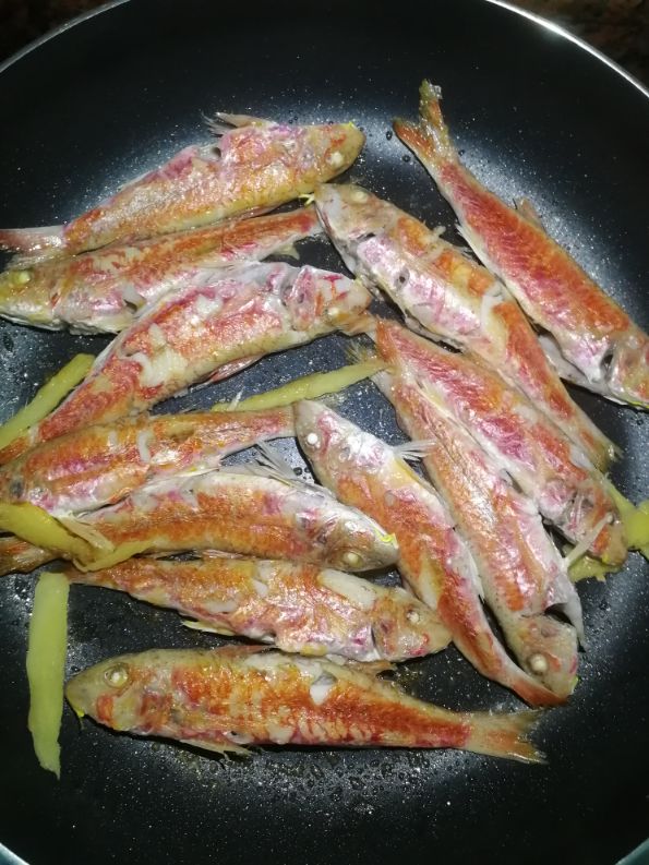 小小的红糟鱼，只需这样煎一煎，焖一焖，做法简单，咸香又鲜美
