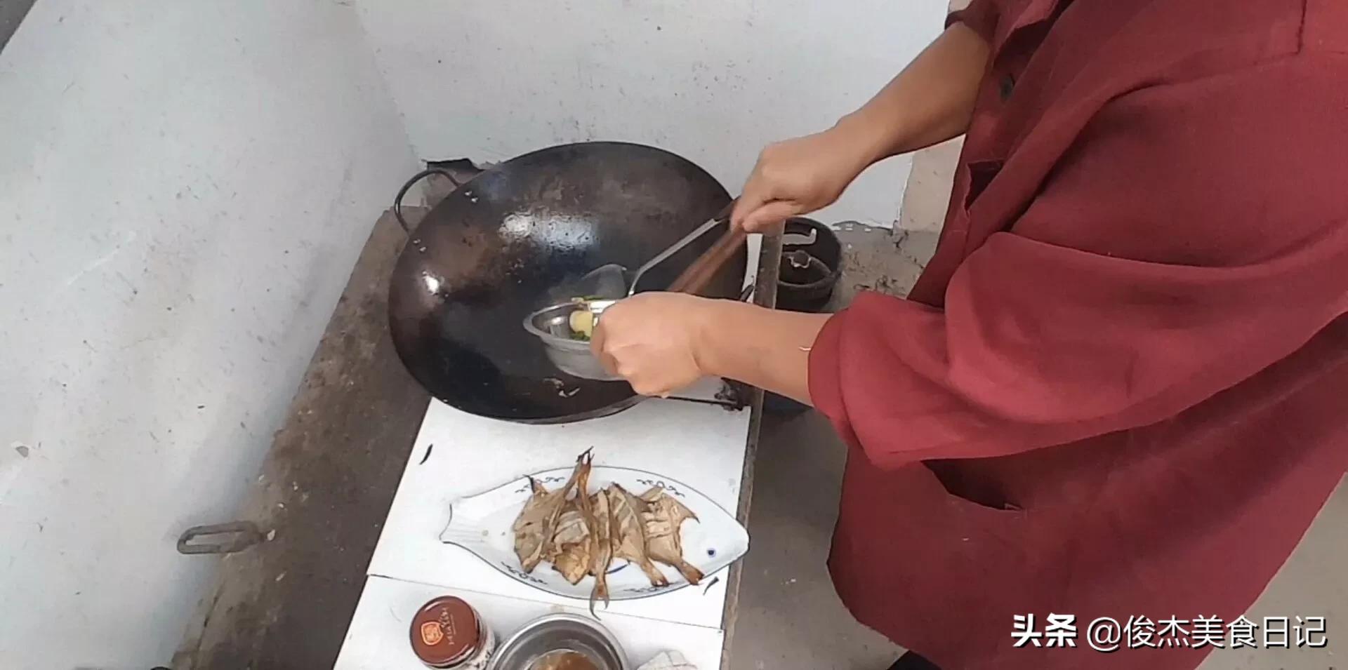 家庭版干烧平鱼的做法，先煎再烧非常入味，一次能吃好几条