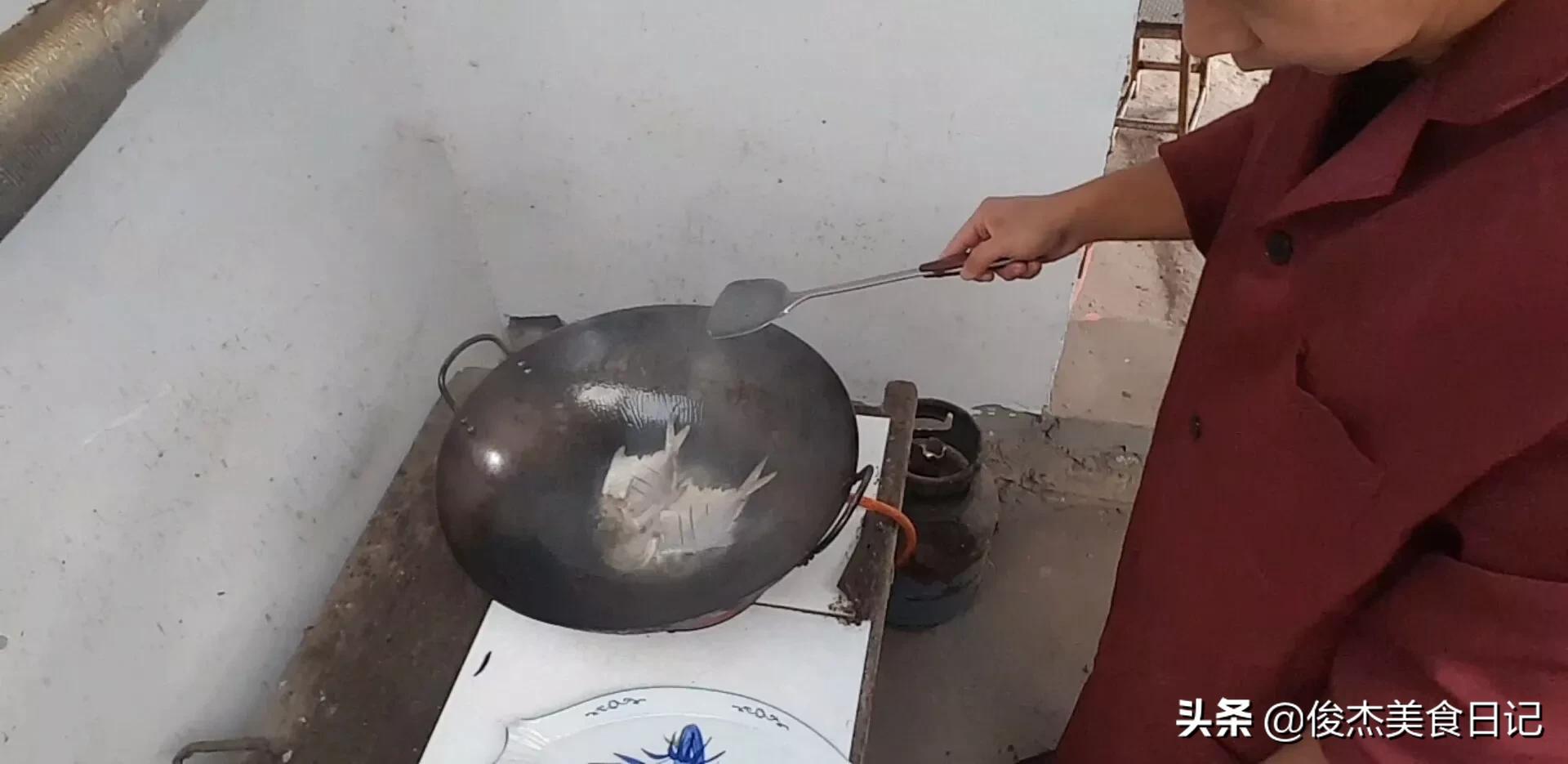 家庭版干烧平鱼的做法，先煎再烧非常入味，一次能吃好几条