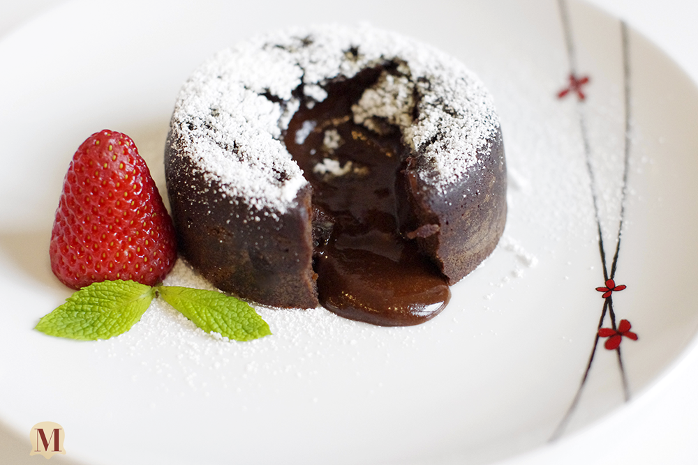 高级甜品会爆浆的巧克力熔岩蛋糕，5种材料8分钟就能烤好
