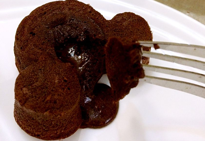 高级甜品会爆浆的巧克力熔岩蛋糕，5种材料8分钟就能烤好