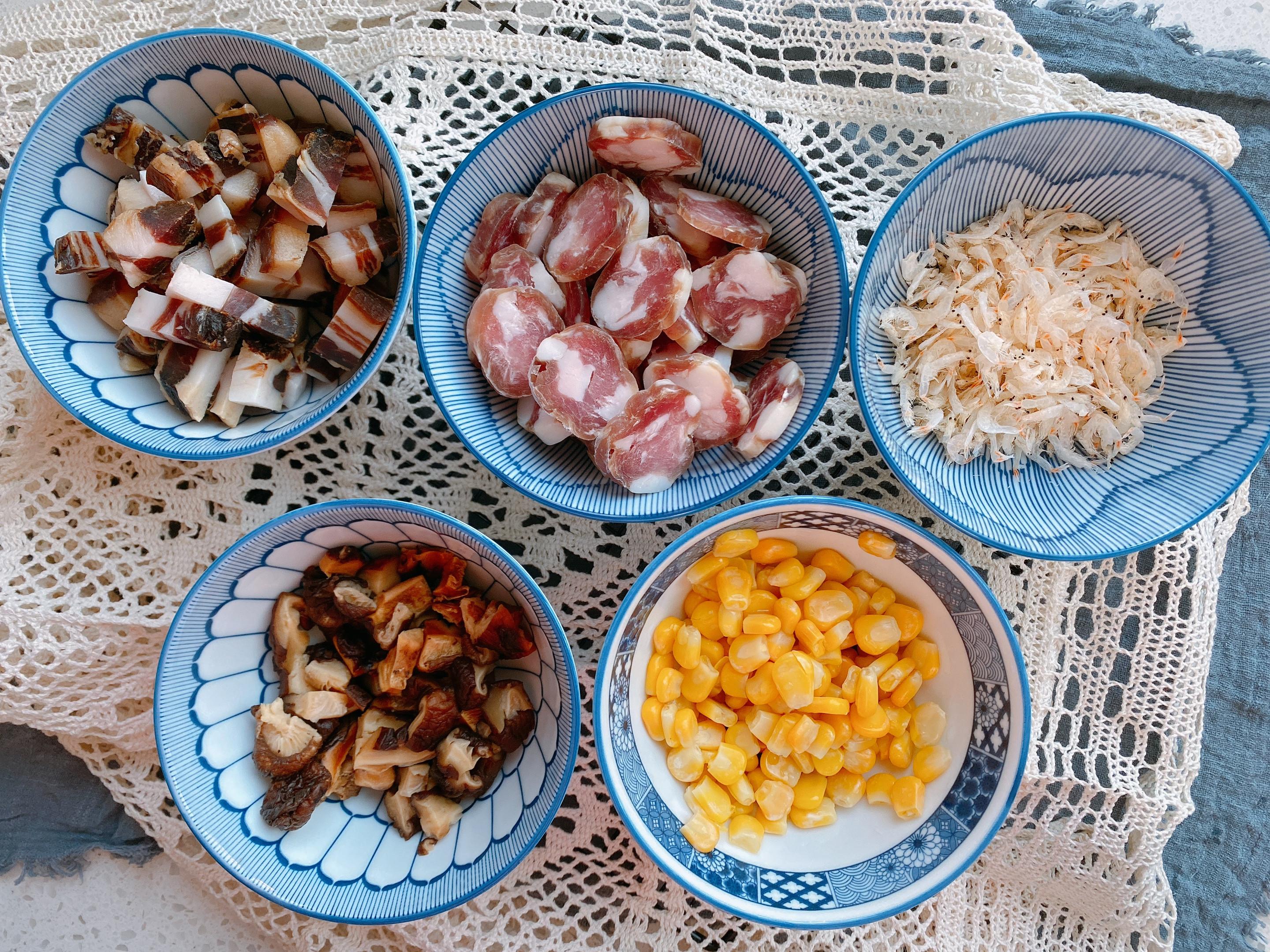 腊八饭的家常做法（腊八遇上大寒来锅腊八饭，做法简单，有米有菜有肉荤素搭配更营养）