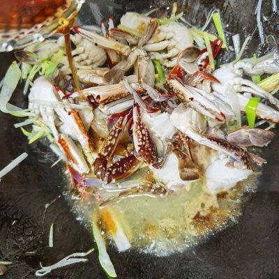 螃蟹怎么做好吃又简单家常做法（香到流口水的葱姜炒蟹，下饭神器都靠它）