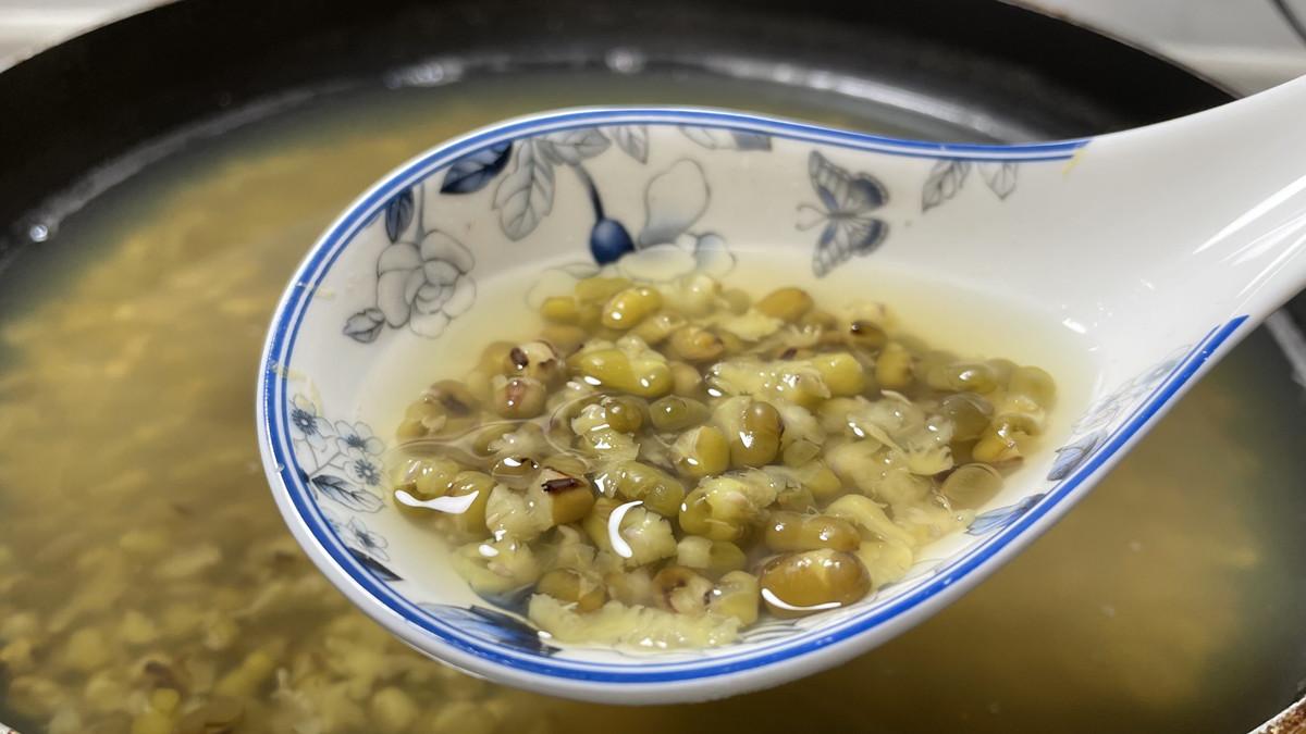 绿豆汤做法家常做法（绿豆汤好喝不好煮，教你一招，两分钟全部煮开花了，太香了）