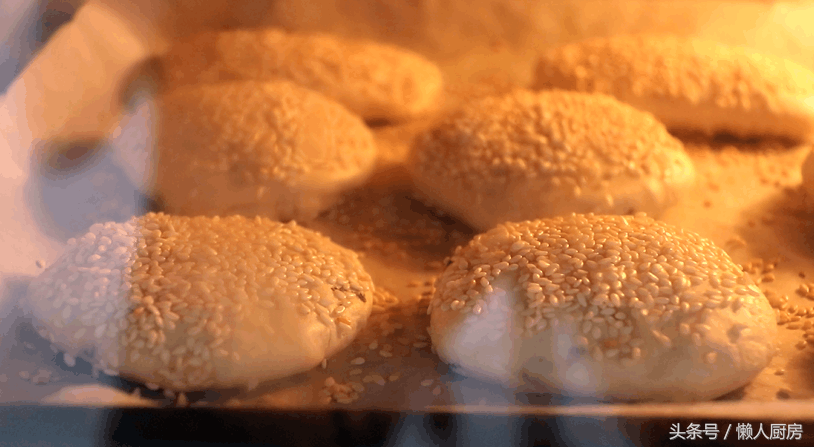 烤饼的做法烤箱最简单的(教你在家用烤箱做烧饼，这样做出来的烧饼，放很久都是酥脆的)