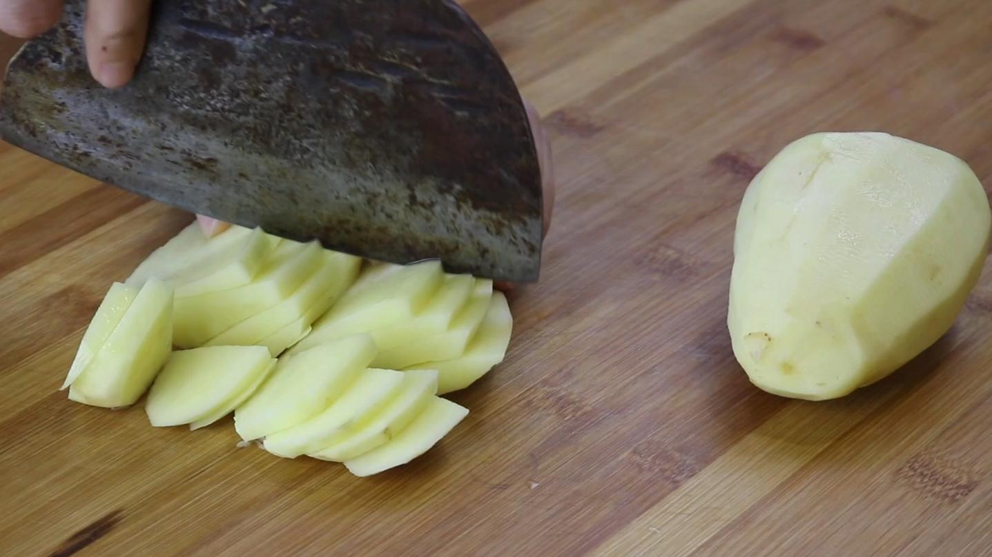 土豆片的做法简单好吃(土豆片怎么做简单又好吃呢？加1把蒜苗，简单一做，比吃肉还香)