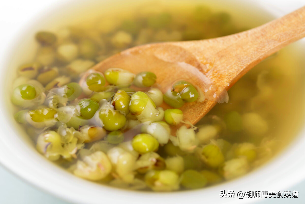 制作绿豆汤的方法(煮绿豆汤时，不能直接下锅煮，教你1招，绿豆5分钟开花，还不发红)