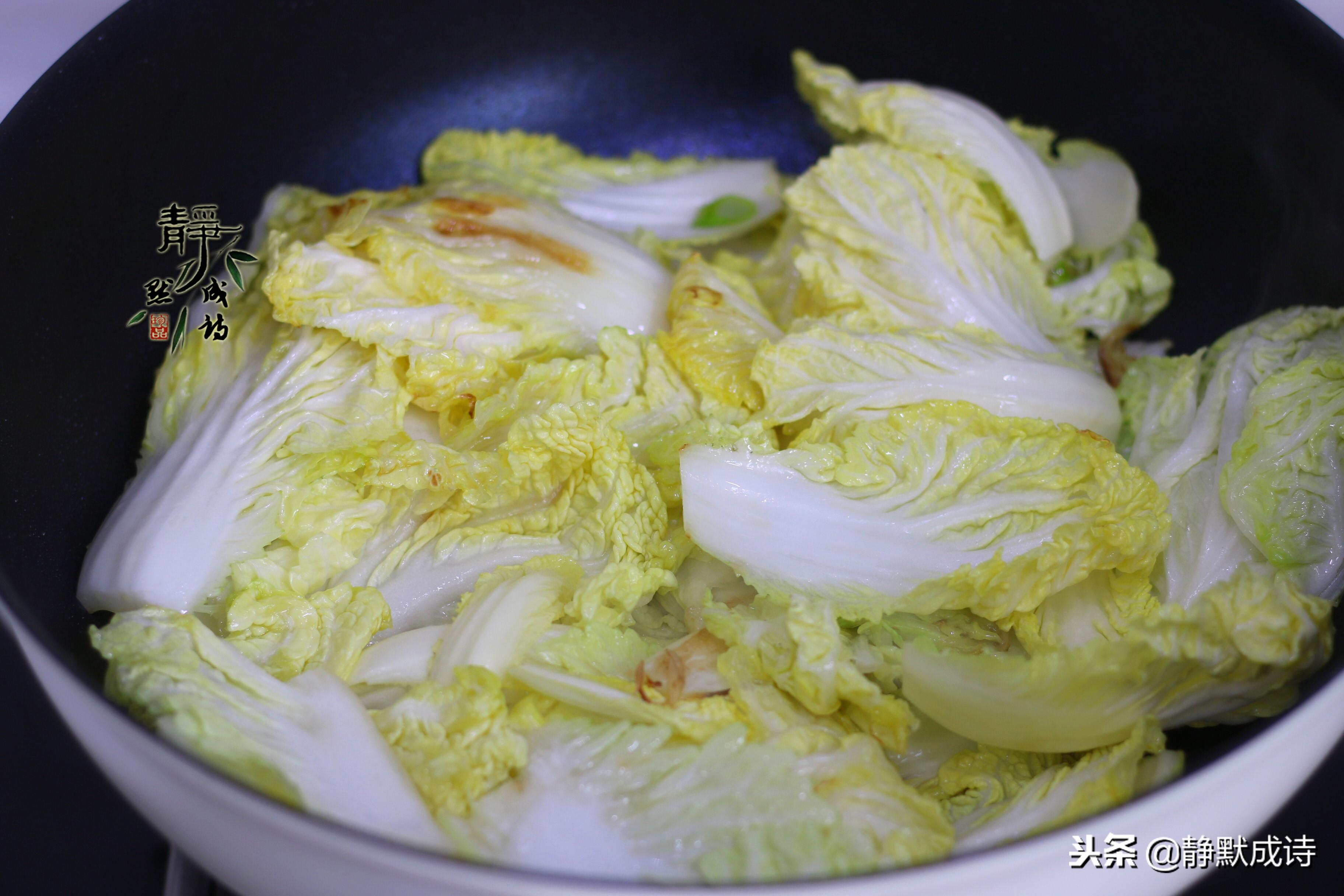 白菜炒什么好吃家常做法（白菜和它是绝配，既营养又清肠，炒炒就出锅，比吃肉都爽）