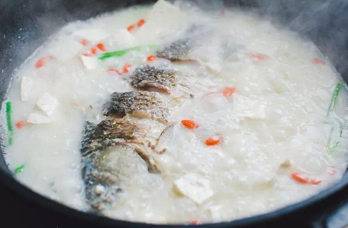 炖鱼汤的做法教程（炖鱼汤怎么做才好喝？调料别乱加，只加3种就够了，汤不腥鲜味足）
