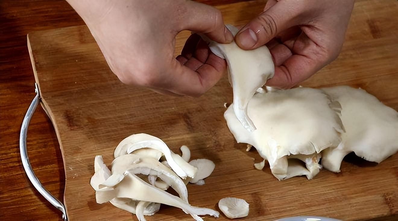 口蘑的做法家常菜的做法(蘑菇配什么菜最好吃？分享5种做法，顿顿吃光盘，家人直夸手艺好)