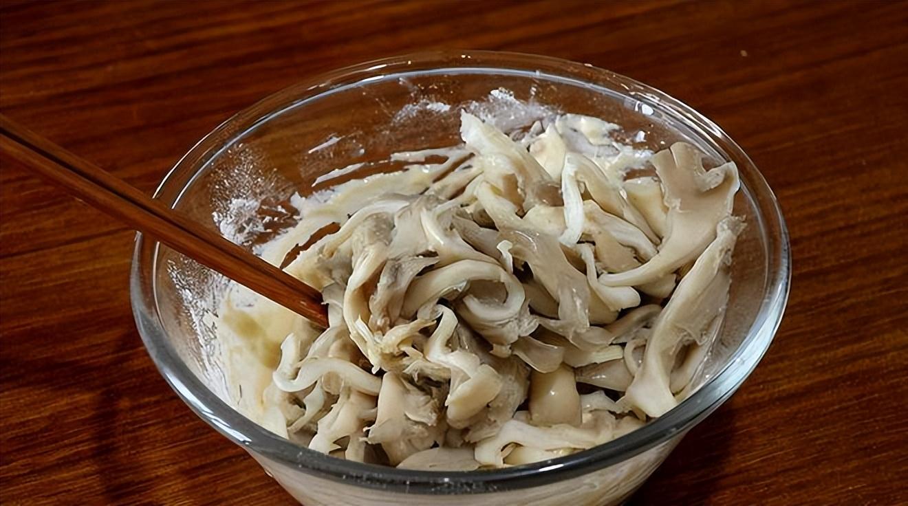 口蘑的做法家常菜的做法(蘑菇配什么菜最好吃？分享5种做法，顿顿吃光盘，家人直夸手艺好)