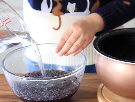 黑米饭的做法 窍门（蒸黑米饭，别直接下锅，掌握3点小窍门，黑米饭自然香甜更软糯）