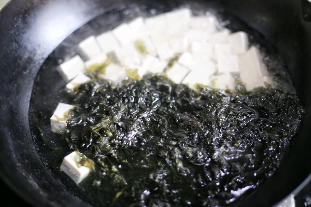 紫菜豆腐汤的做法大全家常（秋天干燥多喝紫菜豆腐汤，清淡营养又好喝，做法很简单）