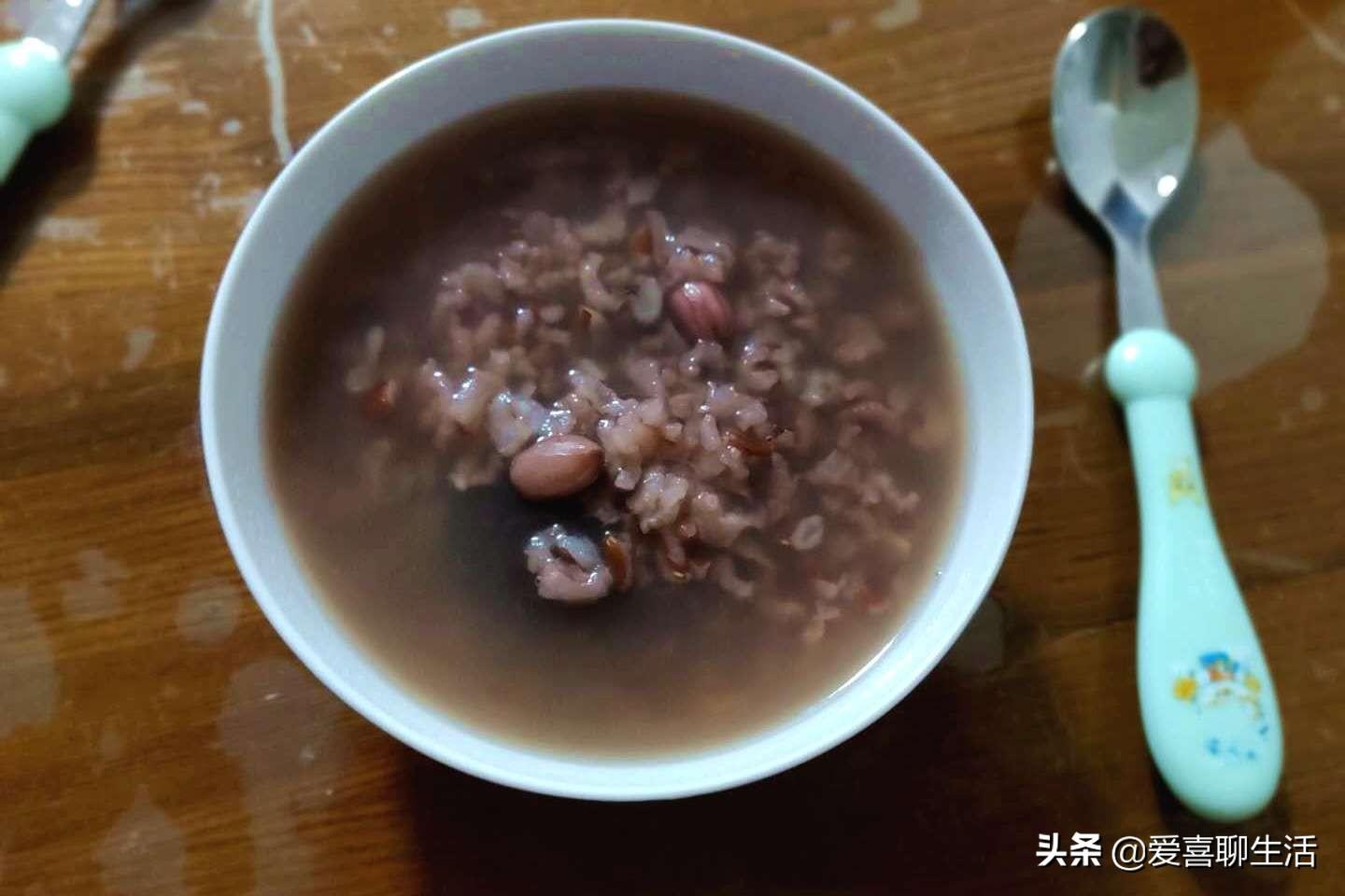 红米粥的做法家常（天凉，早餐喝碗红米粥，暖胃养胃，这样做红米颗粒饱满，软糯香甜）