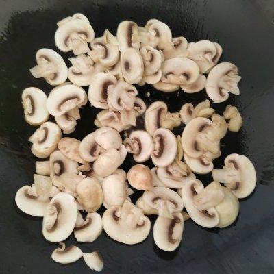 白蘑菇怎么做好吃简单做法（我奶奶教我的清炒白蘑菇的技巧，一定要加它才好吃）