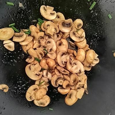 白蘑菇怎么做好吃简单做法（我奶奶教我的清炒白蘑菇的技巧，一定要加它才好吃）