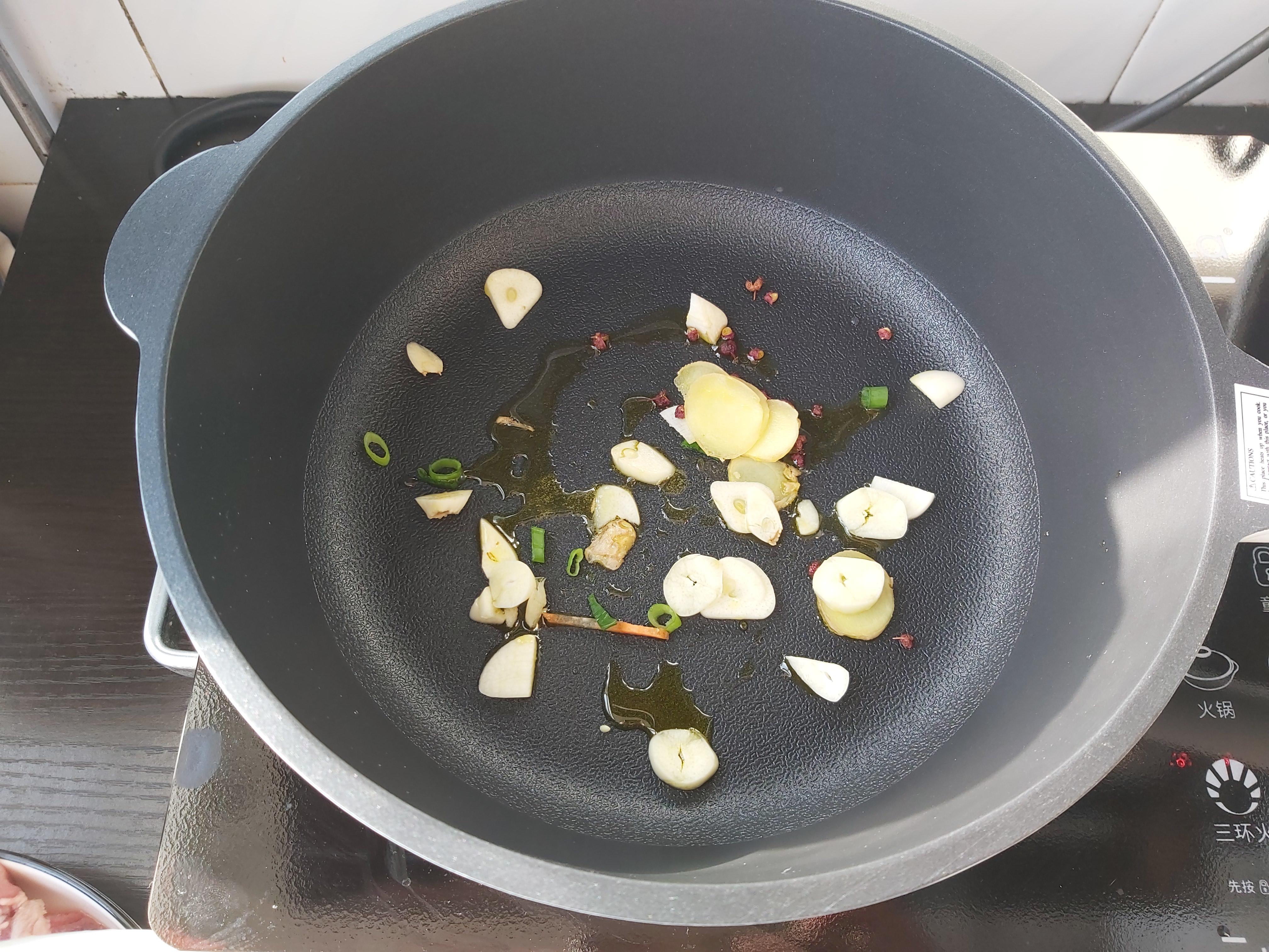 红烧排骨炖土豆家常做法(家庭版红烧排骨炖土豆，简单好做，太解馋了，好吃到停不下来)