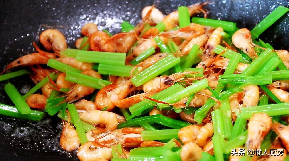 小河虾怎么做好吃又简单(不用去虾壳儿，将小河虾炒得酥脆，加一些芹菜，吃着又香又鲜)