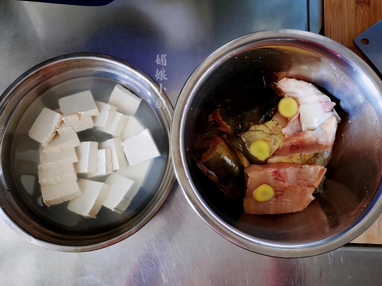 鲶鱼炖豆腐的做法大全(鲶鱼豆腐炖一锅，试试用柠檬和西红柿调味，鱼肉鲜嫩豆腐入味)