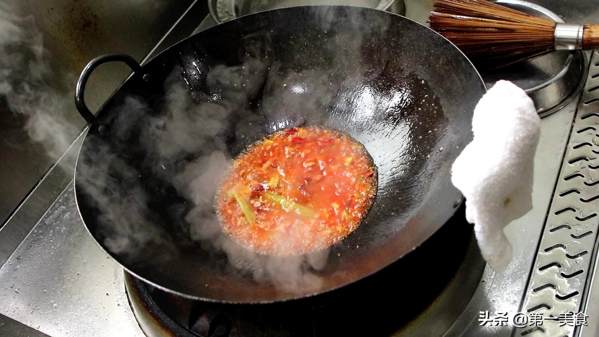 茄子怎么炒最好吃(素炒茄子，别放盐！只需这几步，出锅比肉好吃，连菜带汤一滴不剩)
