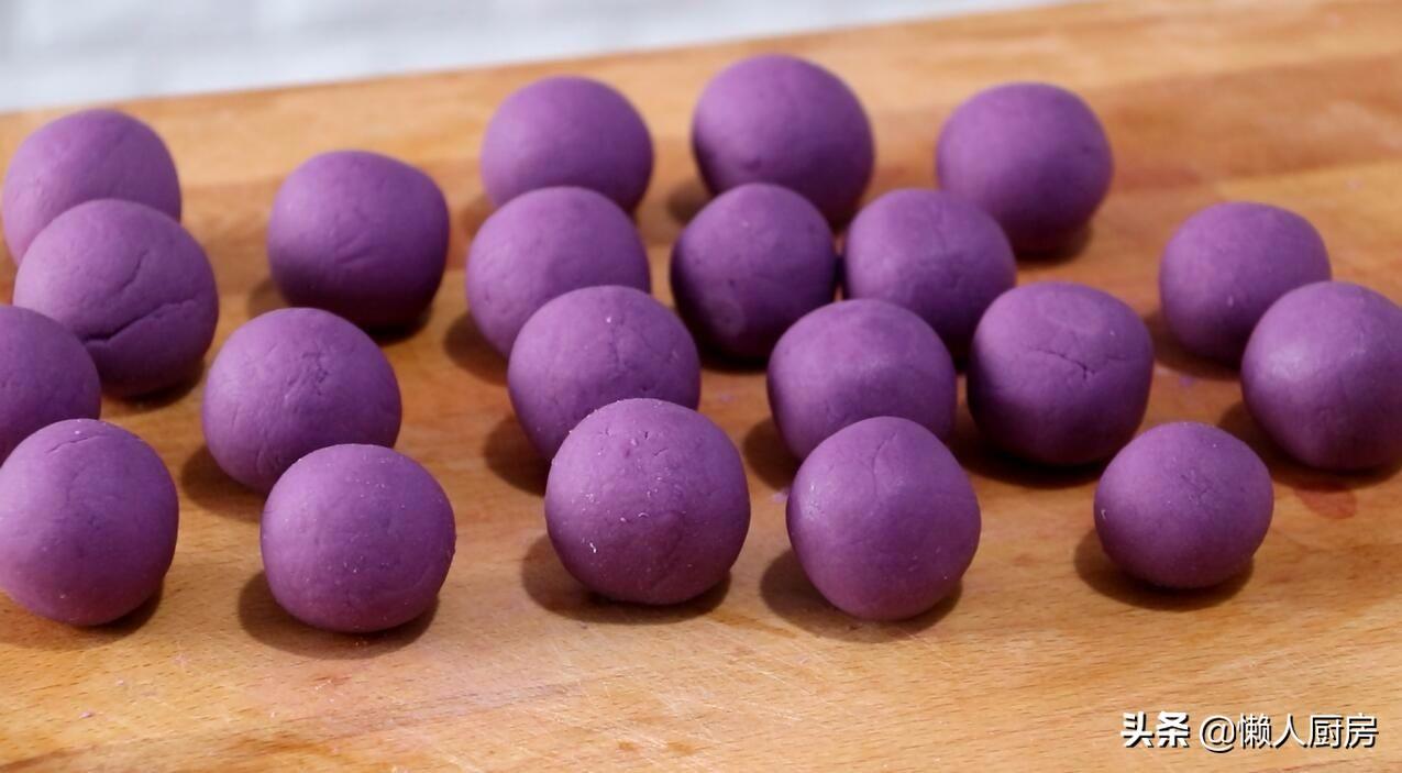 紫薯丸子的做法简单好吃（麻团吃腻了，教你在家做紫薯丸子，外脆里糯，甜而不腻）