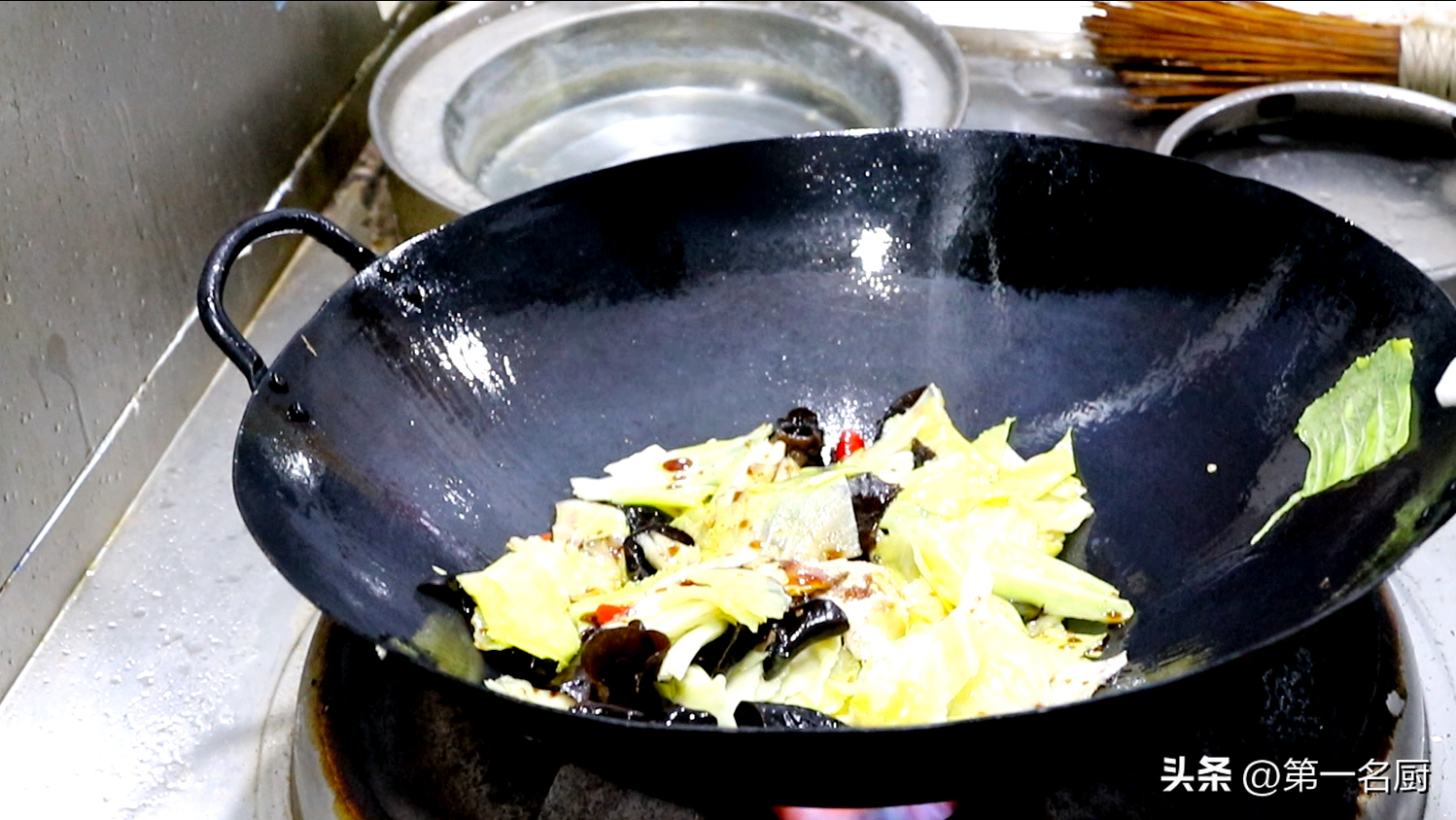 包菜怎么炒好吃的家常做法（秋季,遇到卷心菜敞开吃,天然叶酸高！简单一炒比肉香，咋吃都不腻）