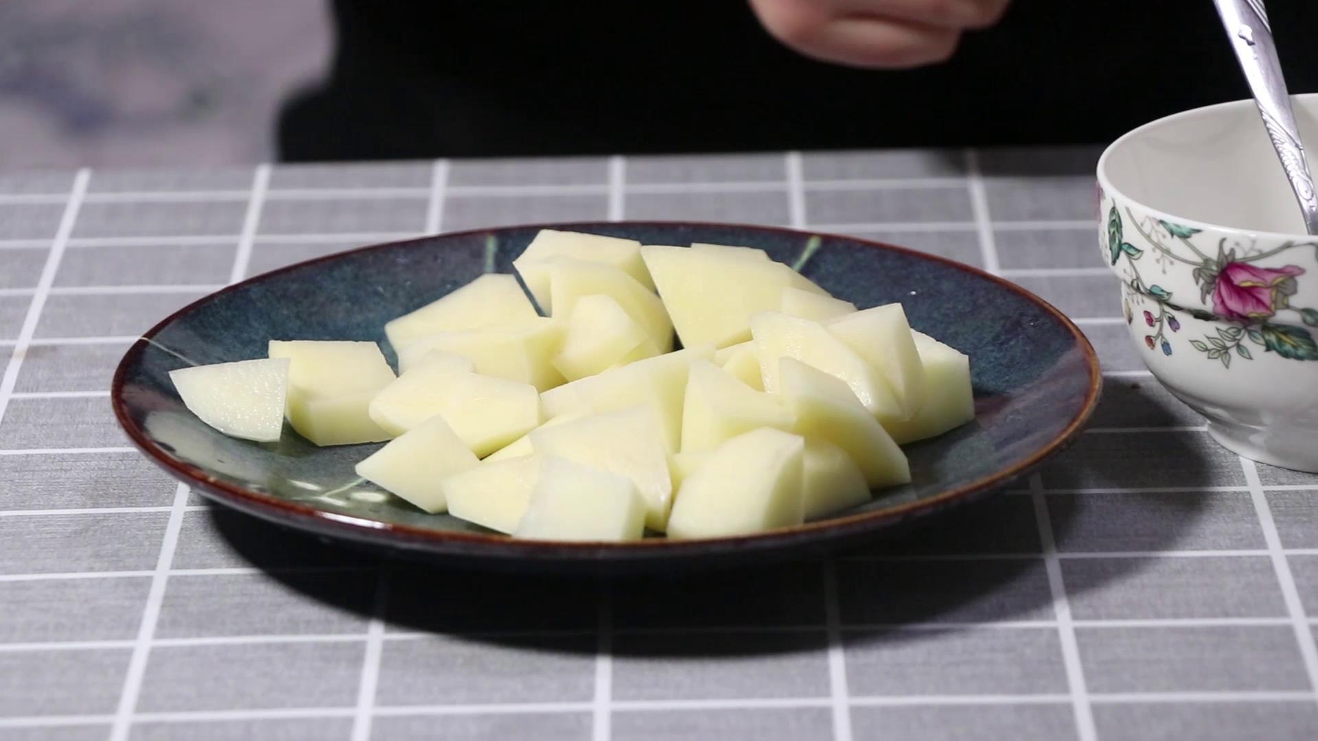 糖醋土豆块的做法简易（自己在家就可以做的糖醋土豆块，简单易学，非常好吃）