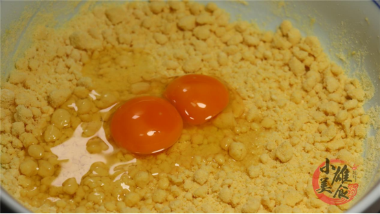 玉米面怎么做好吃的饼（玉米面加鸡蛋，开水烫一烫，瞬间变成早餐饼，蓬松柔软比馒头还香）